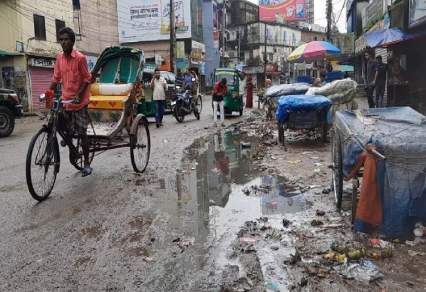 বন্যার উন্নতি হলেও ময়লার দুর্গন্ধ ছড়িয়েছে চারদিকে